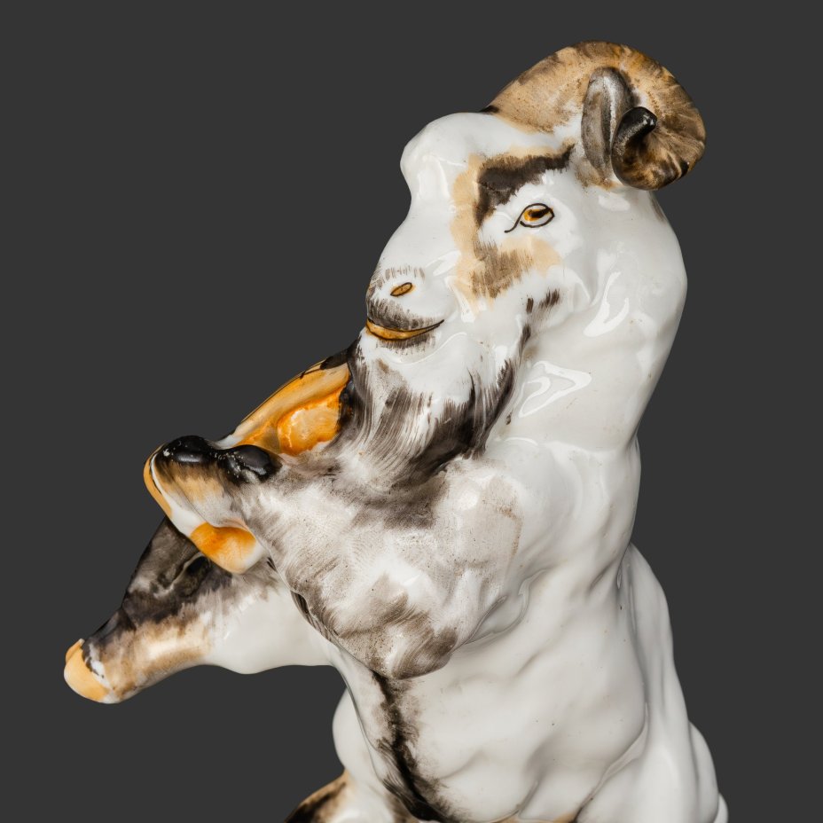 Статуэтка "Козёл, играющий на скрипке" из скульптурной композиции "Квартет", скульптор - Б. Я. Воробьев, художник - И. И. Ризнич