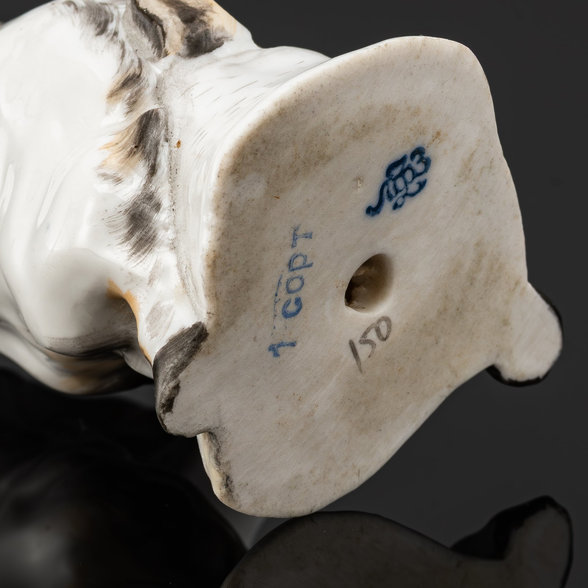 Статуэтка "Козёл, играющий на скрипке" из скульптурной композиции "Квартет", скульптор - Б. Я. Воробьев, художник - И. И. Ризнич, фарфор, роспись, Ленинградский фарфоровый завод (ЛФЗ), СССР, 1950-1960 гг.