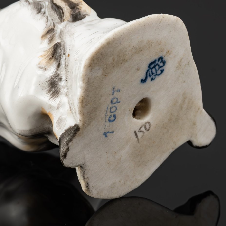 Статуэтка "Козёл, играющий на скрипке" из скульптурной композиции "Квартет", скульптор - Б. Я. Воробьев, художник - И. И. Ризнич