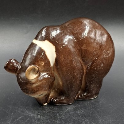 Статуэтка "Гималайский медведь" ("Первый гриб"), скульптор П.П. Веселов, фарфор, аэрография, роспись, Ленинградский фарфоровый завод (ЛФЗ), СССР, 1970-1992 гг.