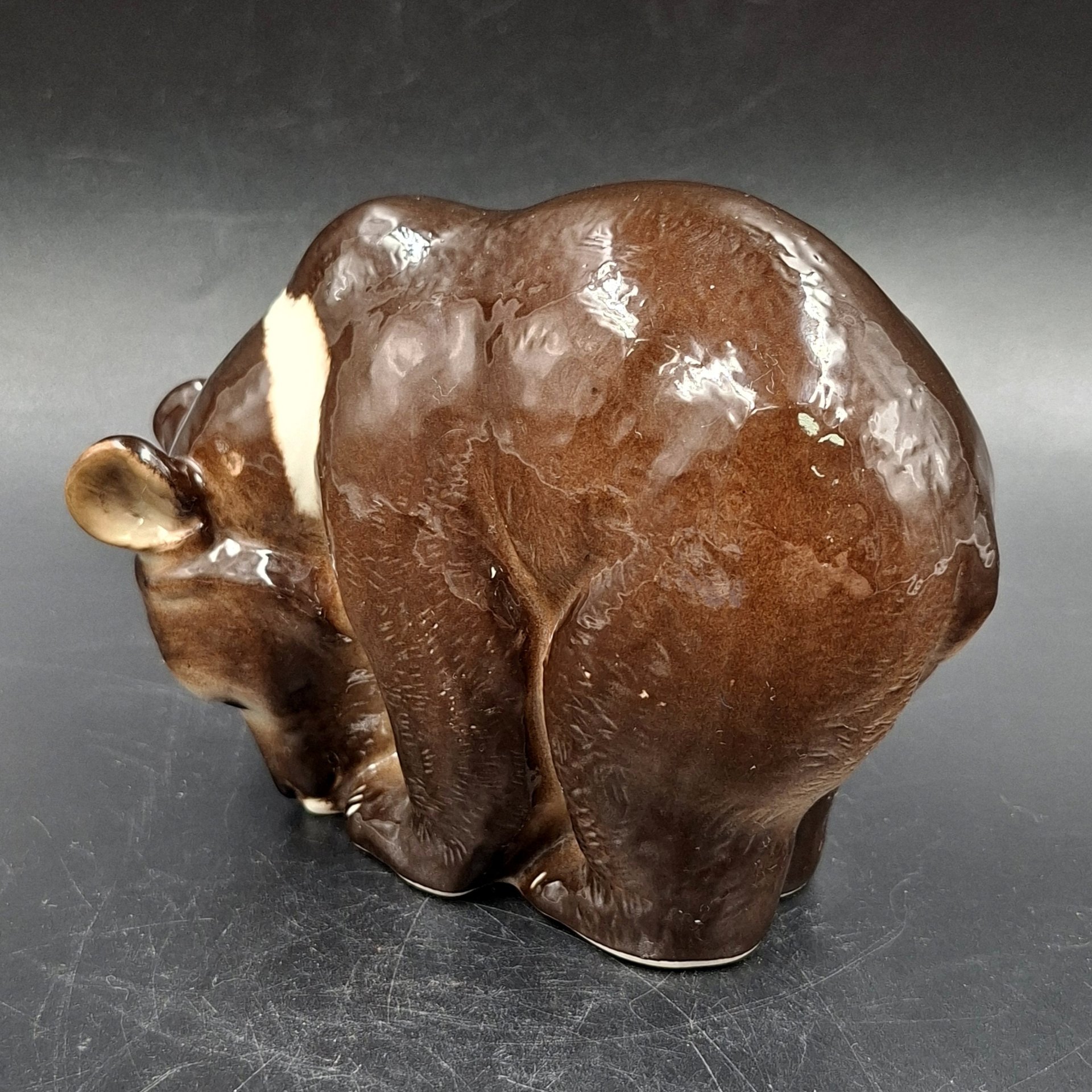 Статуэтка "Гималайский медведь" ("Первый гриб"), скульптор П.П. Веселов, фарфор, аэрография, роспись, Ленинградский фарфоровый завод (ЛФЗ), СССР, 1970-1992 гг.