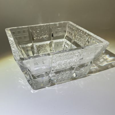 Салатник прямоугольной формы с резным декором в виде квадратов, авт. Л. О. Юрген, хрусталь, алмазная грань, Ленинградский завод художественного стекла (ЛЗХС), СССР, 1970-1990 гг.