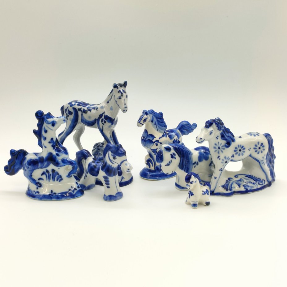 Набор из семи статуэток "Лошадки", Гжель, фарфор, роспись, Россия, 1980-2010 гг.