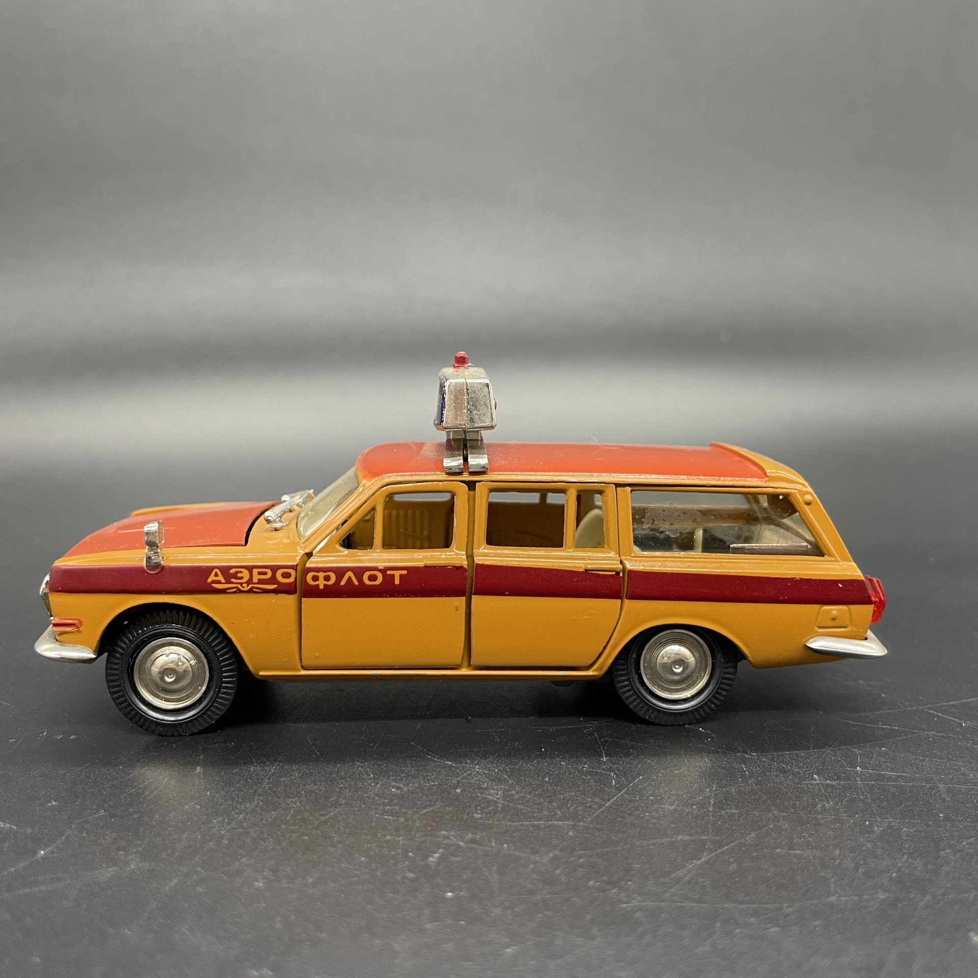 Модель автомобиля "ГАЗ-24" (аэрофлот) 1:43