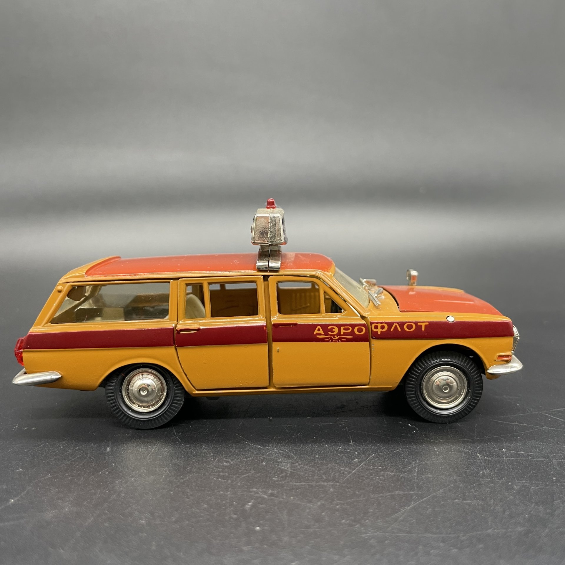 Модель автомобиля "ГАЗ-24" (аэрофлот) 1:43