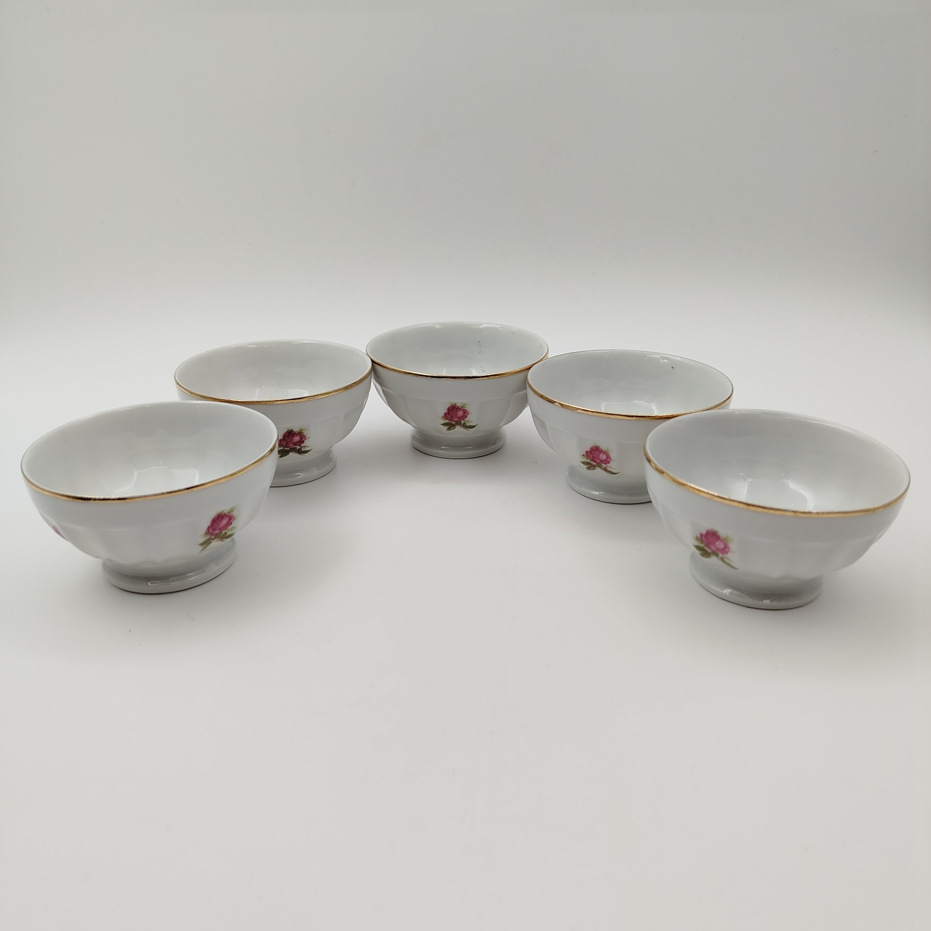 Набор из 5-ти пиал, украшенных изображением роз, фарфор, деколь, золочение, Западная Европа, 1960-1980 гг.