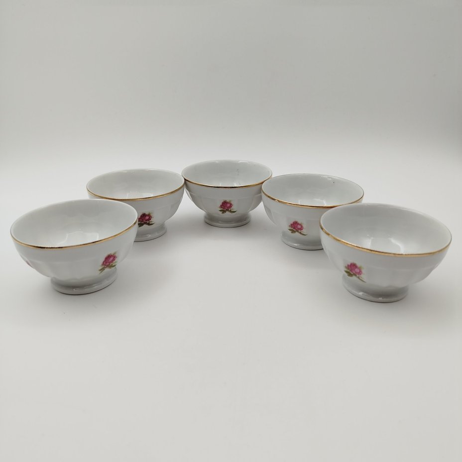 Набор из 5-ти пиал, украшенных изображением роз, фарфор, деколь, золочение, Западная Европа, 1960-1980 гг.