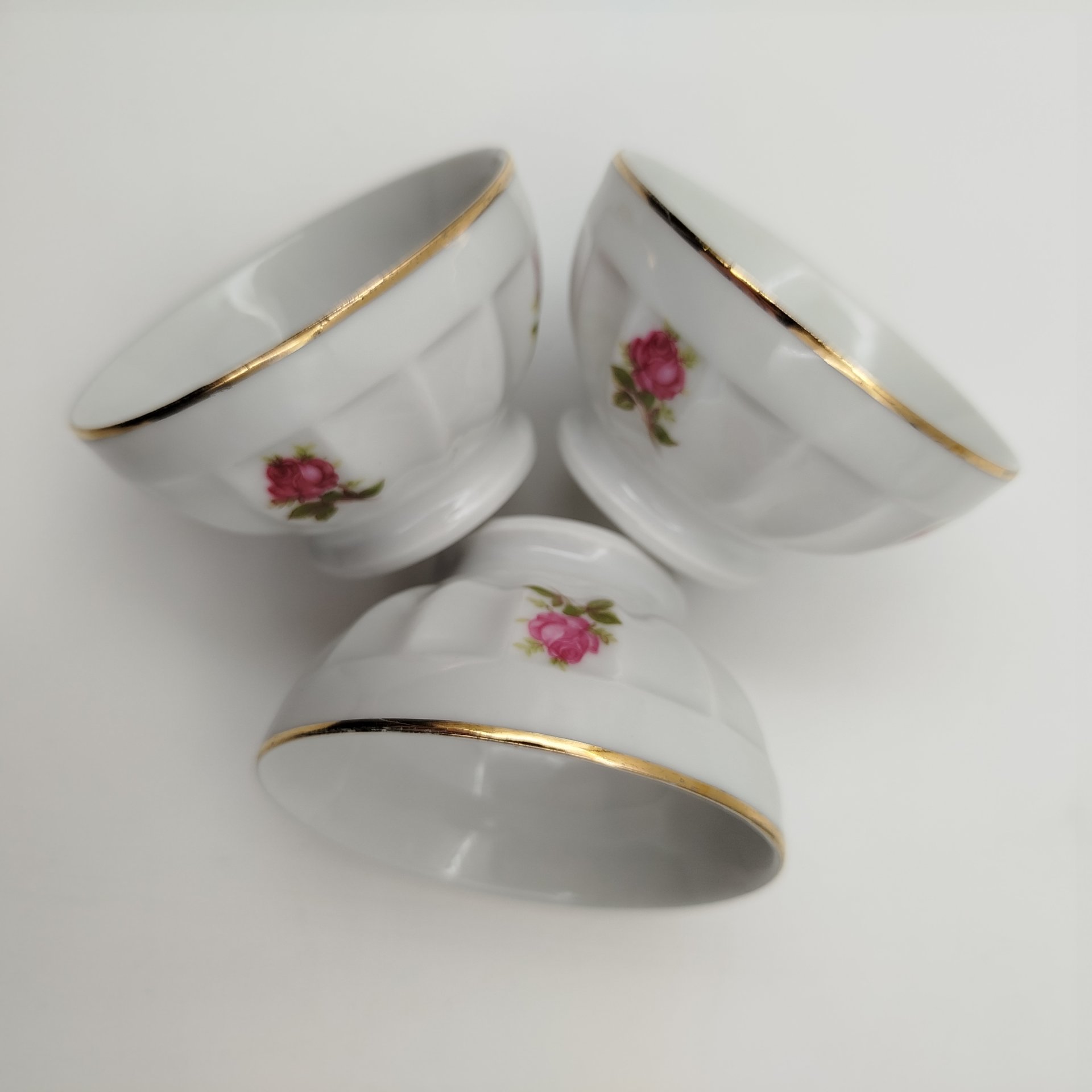Набор из 5-ти пиал, украшенных изображением роз, фарфор, деколь, золочение, Западная Европа, 1960-1980 гг.