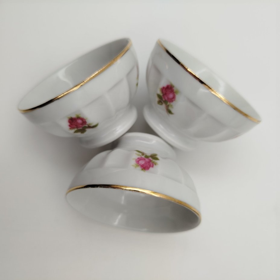 Набор из 5-ти пиал, украшенных изображением роз, фарфор, деколь, золочение, Западная Европа, 1960-1980 гг.