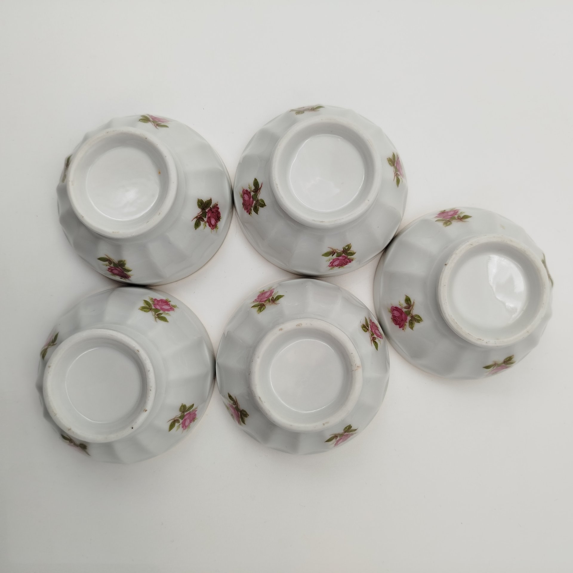 Набор из 5-ти пиал, украшенных изображением роз, фарфор, деколь, золочение, Западная Европа, 1960-1980 гг.