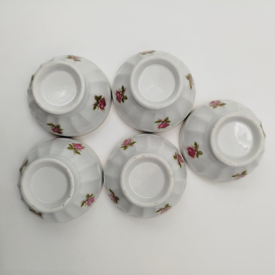 Набор из 5-ти пиал, украшенных изображением роз, фарфор, деколь, золочение, Западная Европа, 1960-1980 гг.