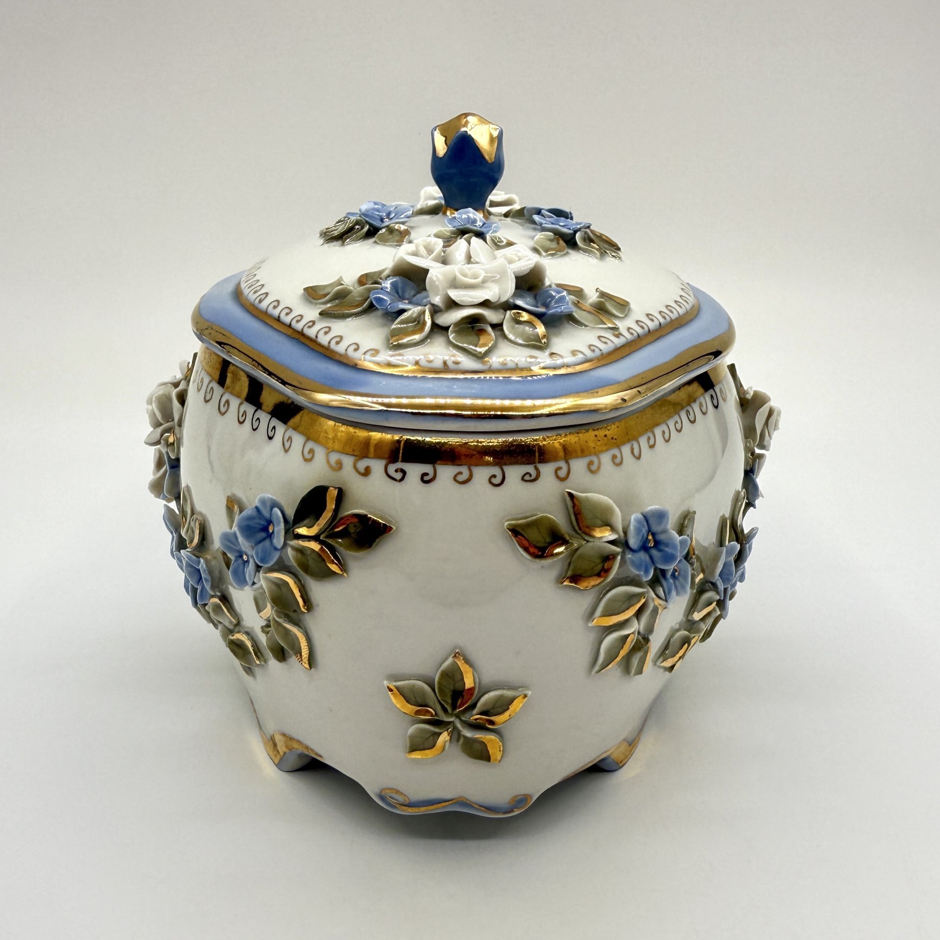 Шкатулка (ёмкость для хранения) с лепным декором, фарфор, золочение, рельеф, роспись, Кисловодский фарфор - Феникс, СССР, 1970-1980 гг.