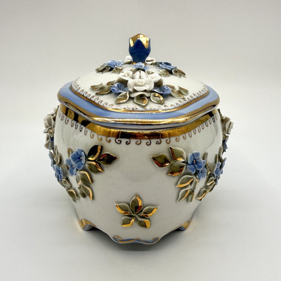 Шкатулка (ёмкость для хранения) с лепным декором, фарфор, золочение, рельеф, роспись, Кисловодский фарфор - Феникс, СССР, 1970-1980 гг., Кисловодский фарфор - Феникс