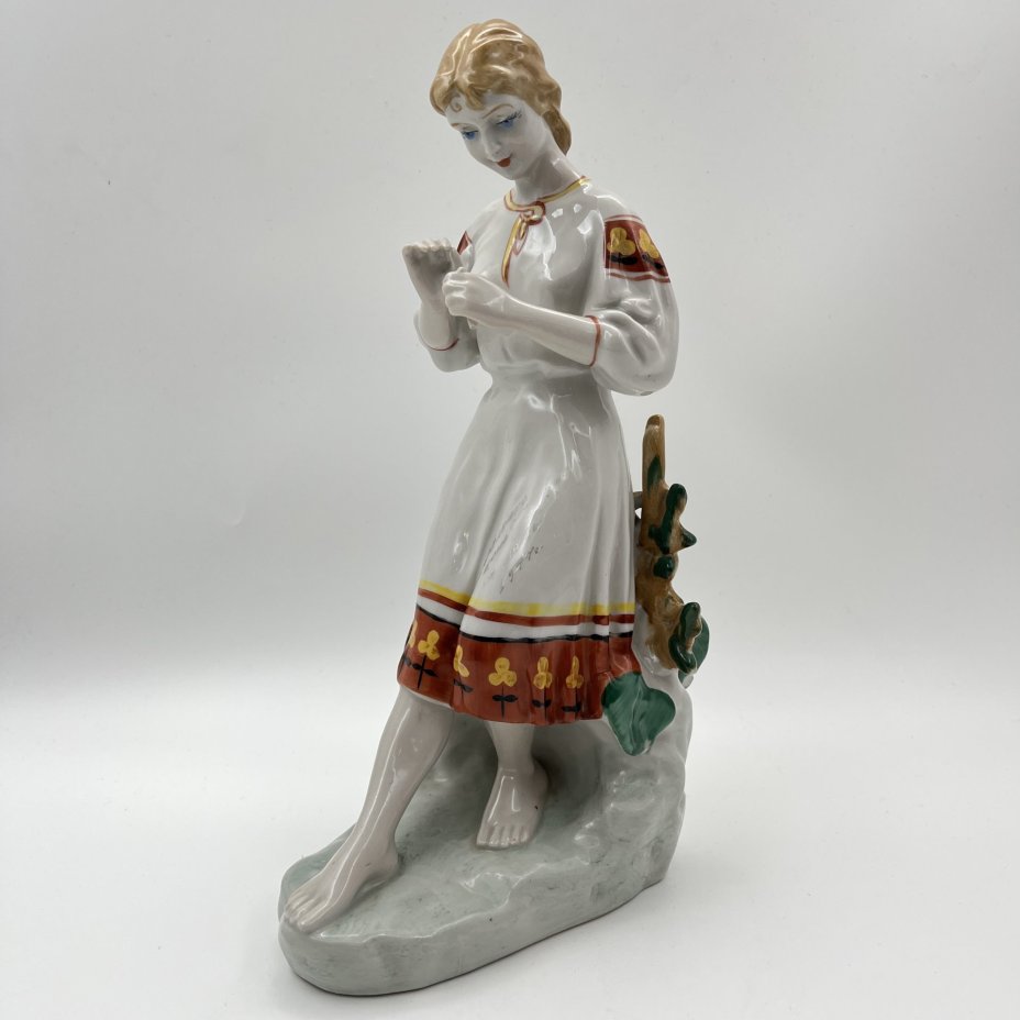 Статуэтка "Любит-не-любит" (Гадание на ромашке), скульптор О.Л. Жникруп, фарфор, роспись, Полонский завод художественной керамики (Полонное ЗХК), СССР, 1973-1991 гг.