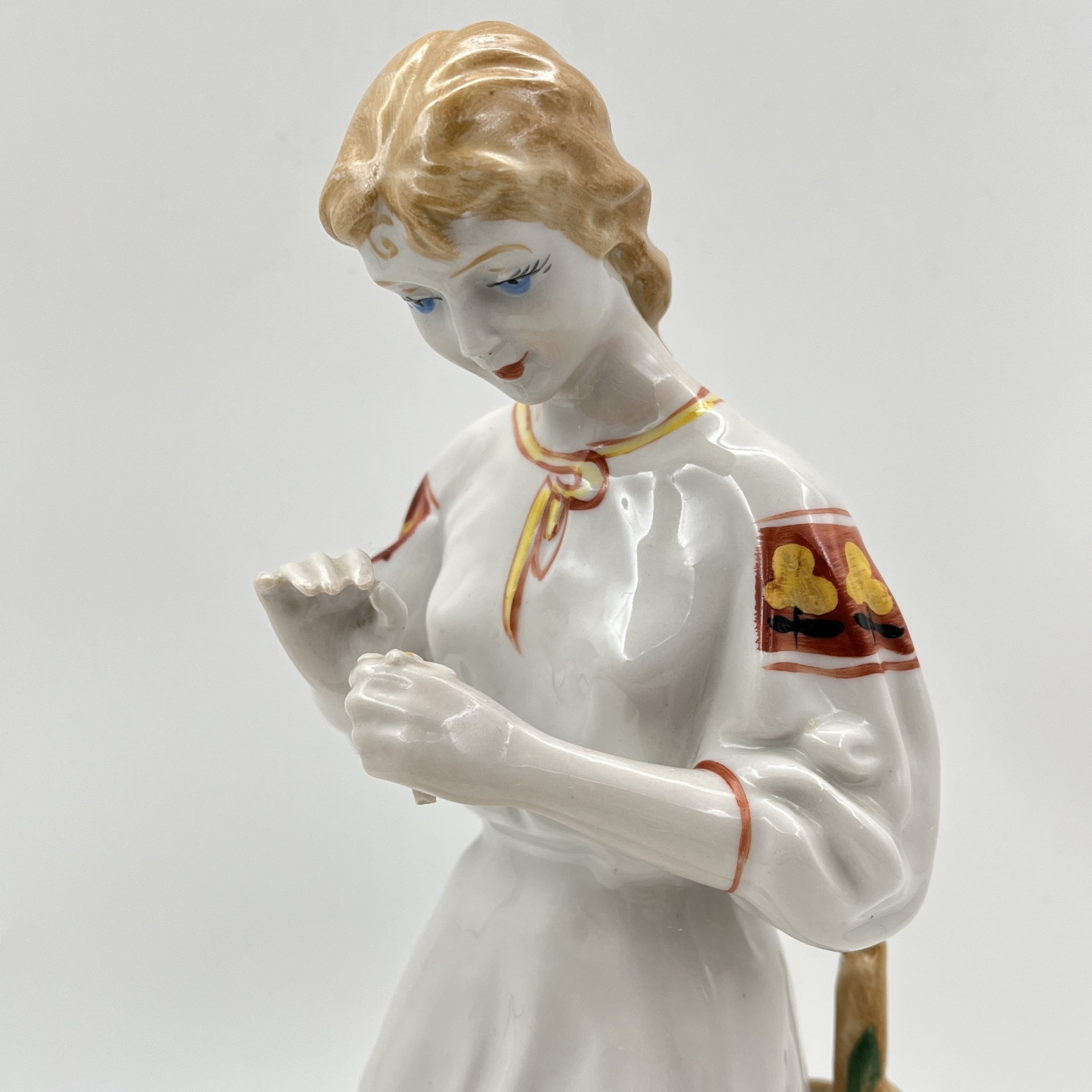 Статуэтка "Любит-не-любит" (Гадание на ромашке), скульптор О.Л. Жникруп, фарфор, роспись, Полонский завод художественной керамики (Полонное ЗХК), СССР, 1973-1991 гг.