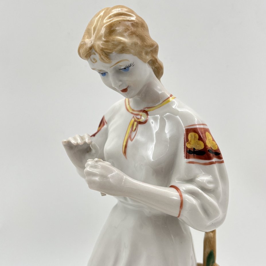 Статуэтка "Любит-не-любит" (Гадание на ромашке), скульптор О.Л. Жникруп, фарфор, роспись, Полонский завод художественной керамики (Полонное ЗХК), СССР, 1973-1991 гг.