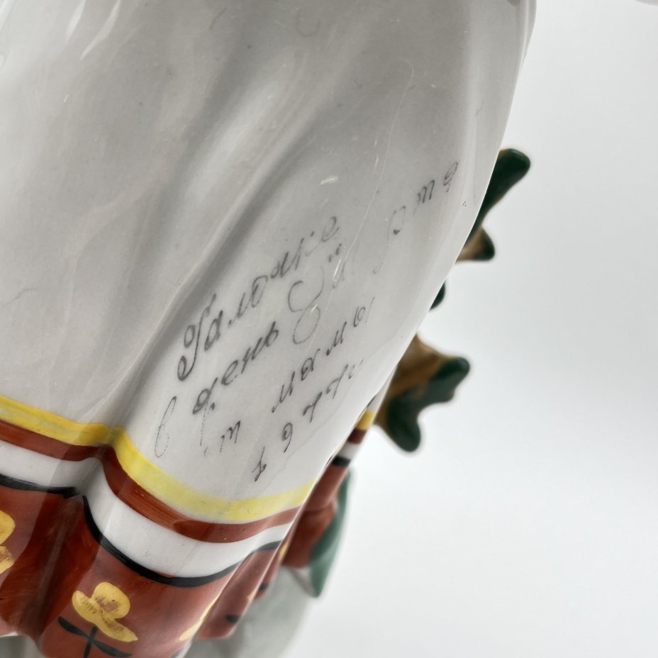 Статуэтка "Любит-не-любит" (Гадание на ромашке), скульптор О.Л. Жникруп, фарфор, роспись, Полонский завод художественной керамики (Полонное ЗХК), СССР, 1973-1991 гг.