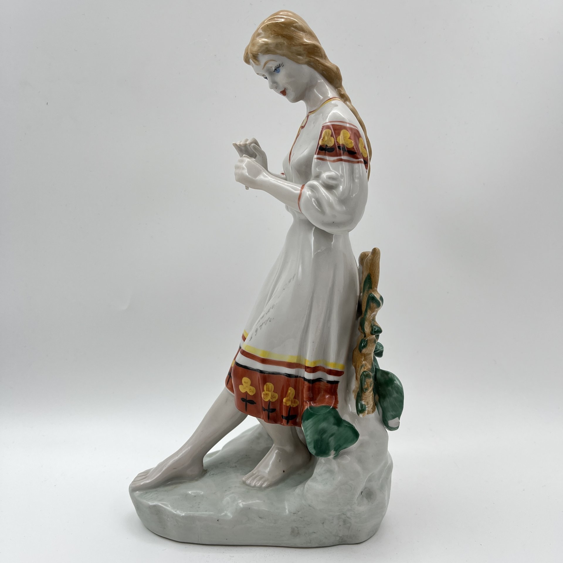 Статуэтка "Любит-не-любит" (Гадание на ромашке), скульптор О.Л. Жникруп, фарфор, роспись, Полонский завод художественной керамики (Полонное ЗХК), СССР, 1973-1991 гг.