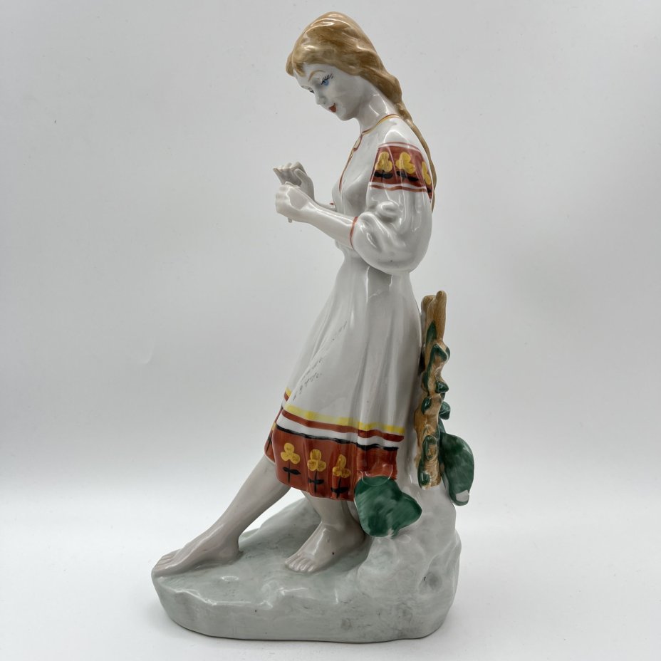 Статуэтка "Любит-не-любит" (Гадание на ромашке), скульптор О.Л. Жникруп, фарфор, роспись, Полонский завод художественной керамики (Полонное ЗХК), СССР, 1973-1991 гг.