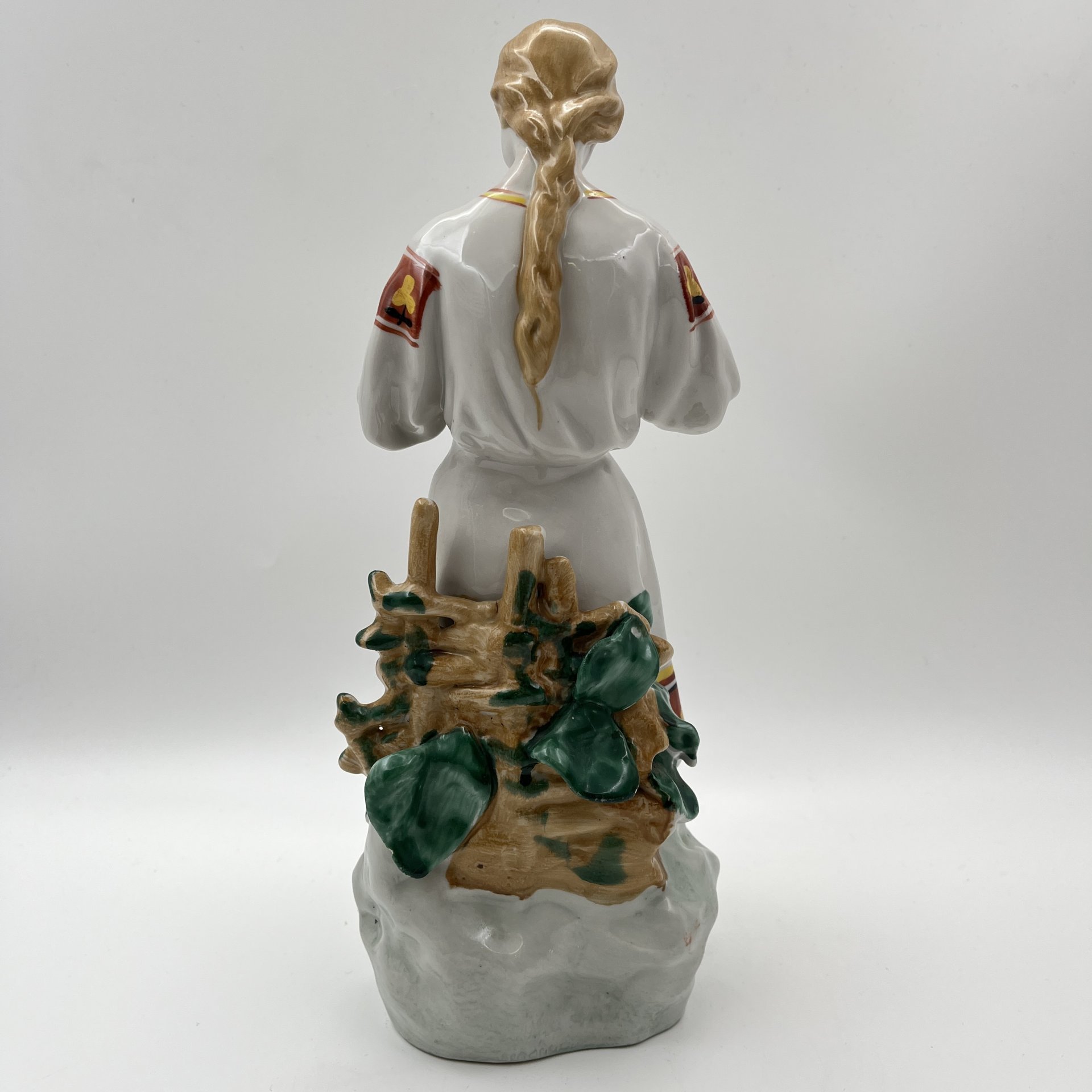 Статуэтка "Любит-не-любит" (Гадание на ромашке), скульптор О.Л. Жникруп, фарфор, роспись, Полонский завод художественной керамики (Полонное ЗХК), СССР, 1973-1991 гг.