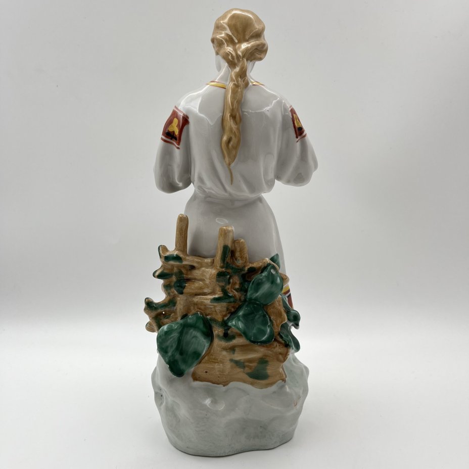 Статуэтка "Любит-не-любит" (Гадание на ромашке), скульптор О.Л. Жникруп, фарфор, роспись, Полонский завод художественной керамики (Полонное ЗХК), СССР, 1973-1991 гг.