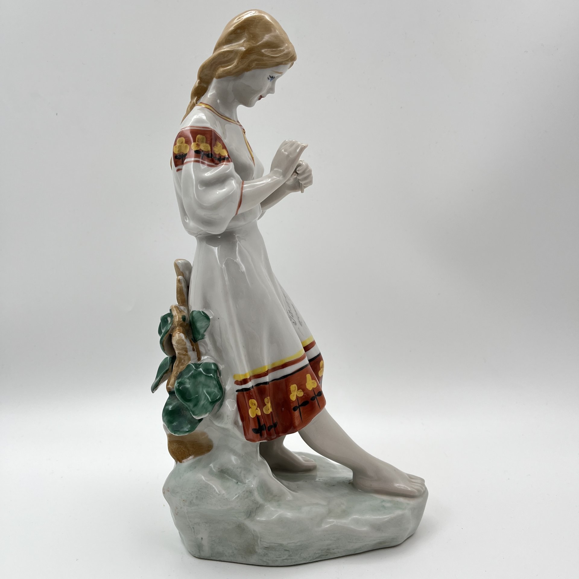 Статуэтка "Любит-не-любит" (Гадание на ромашке), скульптор О.Л. Жникруп, фарфор, роспись, Полонский завод художественной керамики (Полонное ЗХК), СССР, 1973-1991 гг.