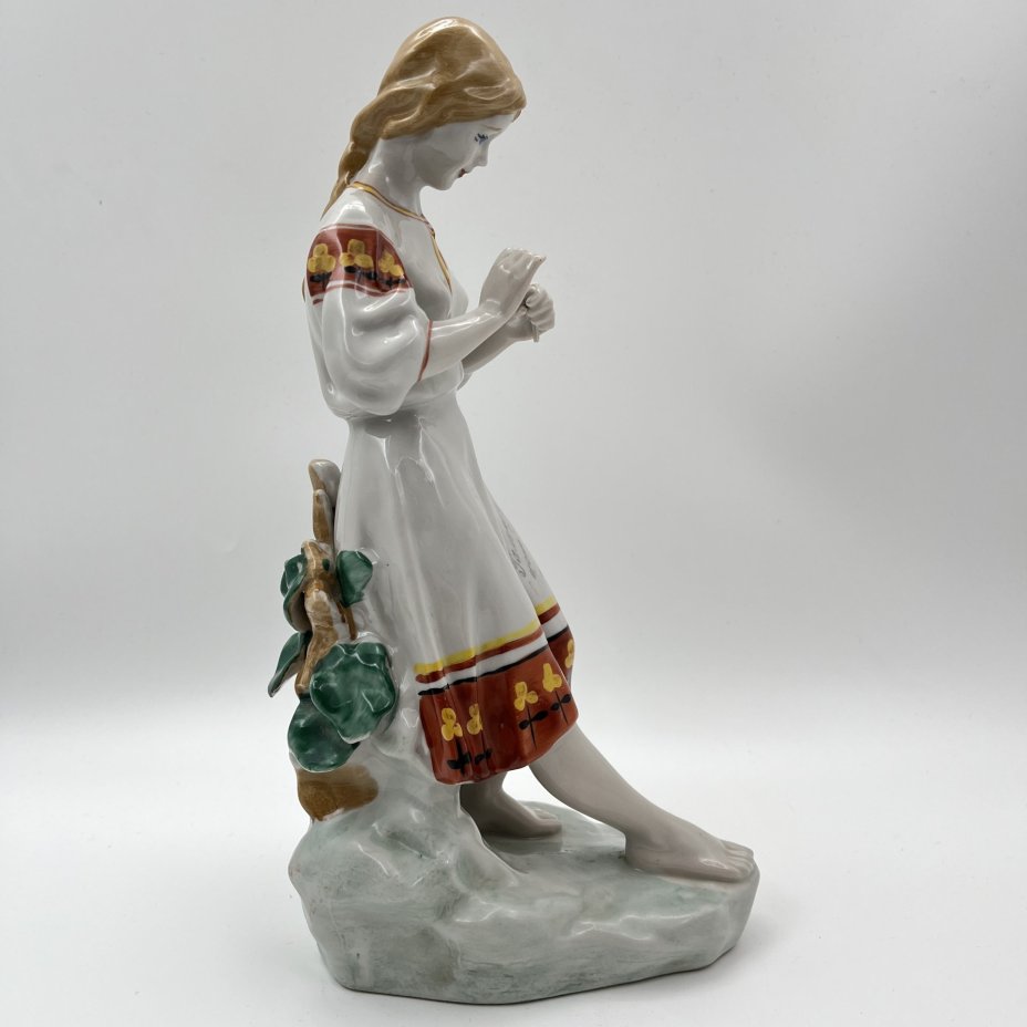 Статуэтка "Любит-не-любит" (Гадание на ромашке), скульптор О.Л. Жникруп, фарфор, роспись, Полонский завод художественной керамики (Полонное ЗХК), СССР, 1973-1991 гг.