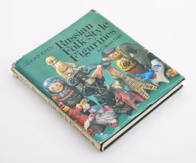 Книга на английском языке Gennadi Blinov "Russian Folk-Style Figurines A Collectors Notes", Издательство «Радуга»