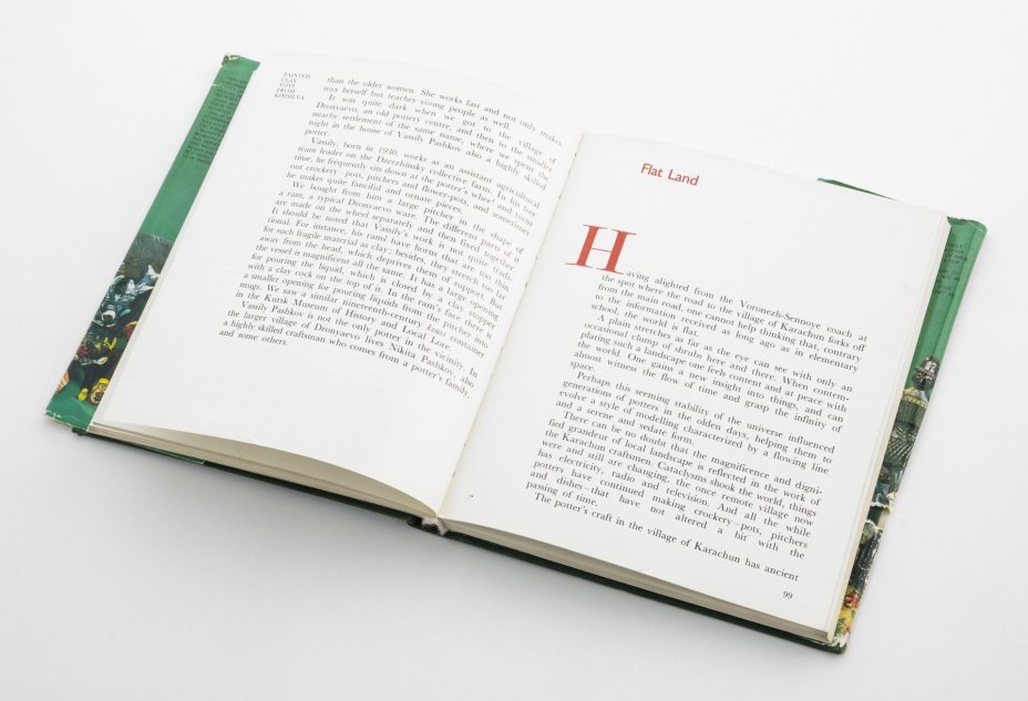 Книга на английском языке Gennadi Blinov "Russian Folk-Style Figurines A Collectors Notes", Издательство «Радуга»