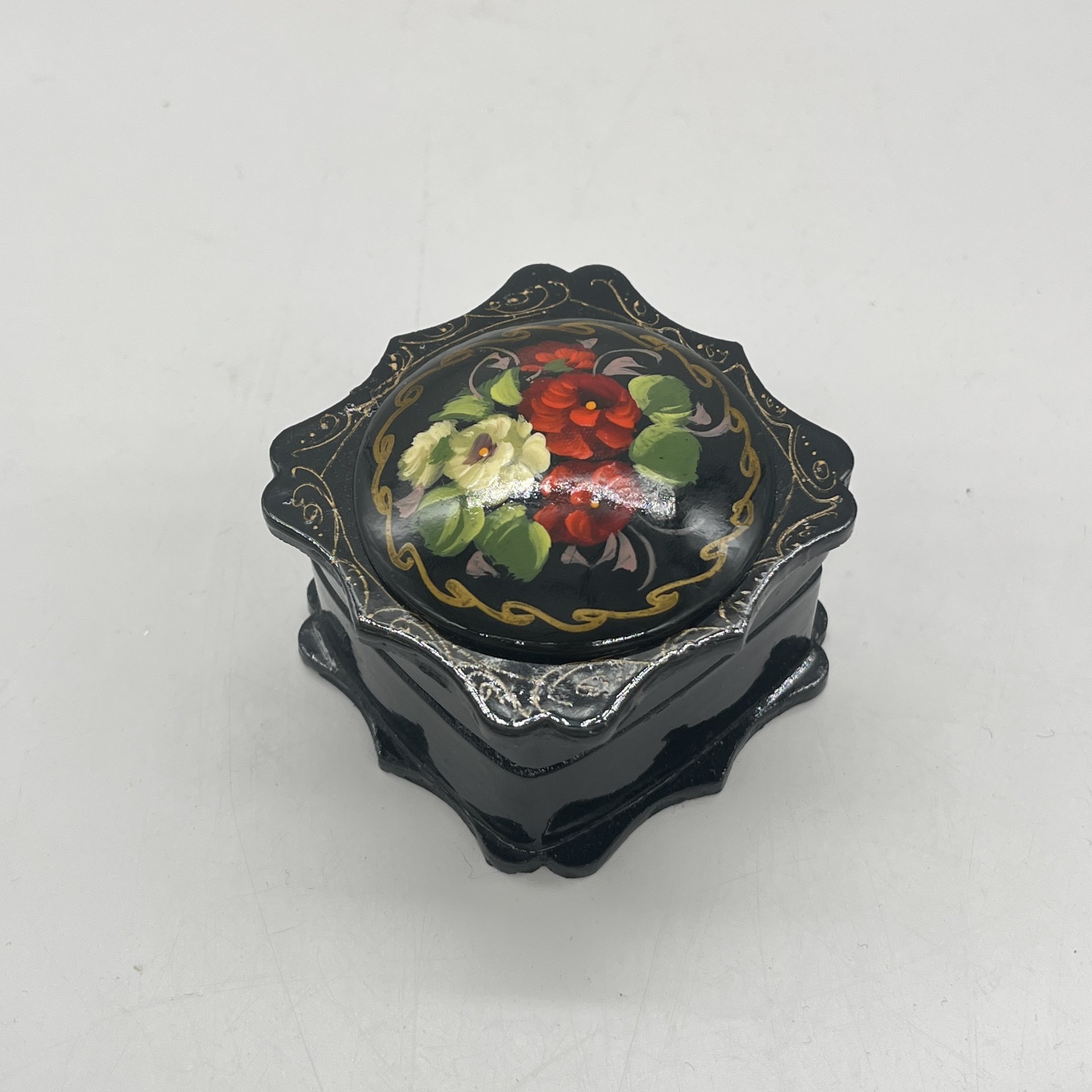 Шкатулка миниатюрная с расписным цветочным декором, папье-маше, лак, роспись, СССР, 1970-1980 гг.