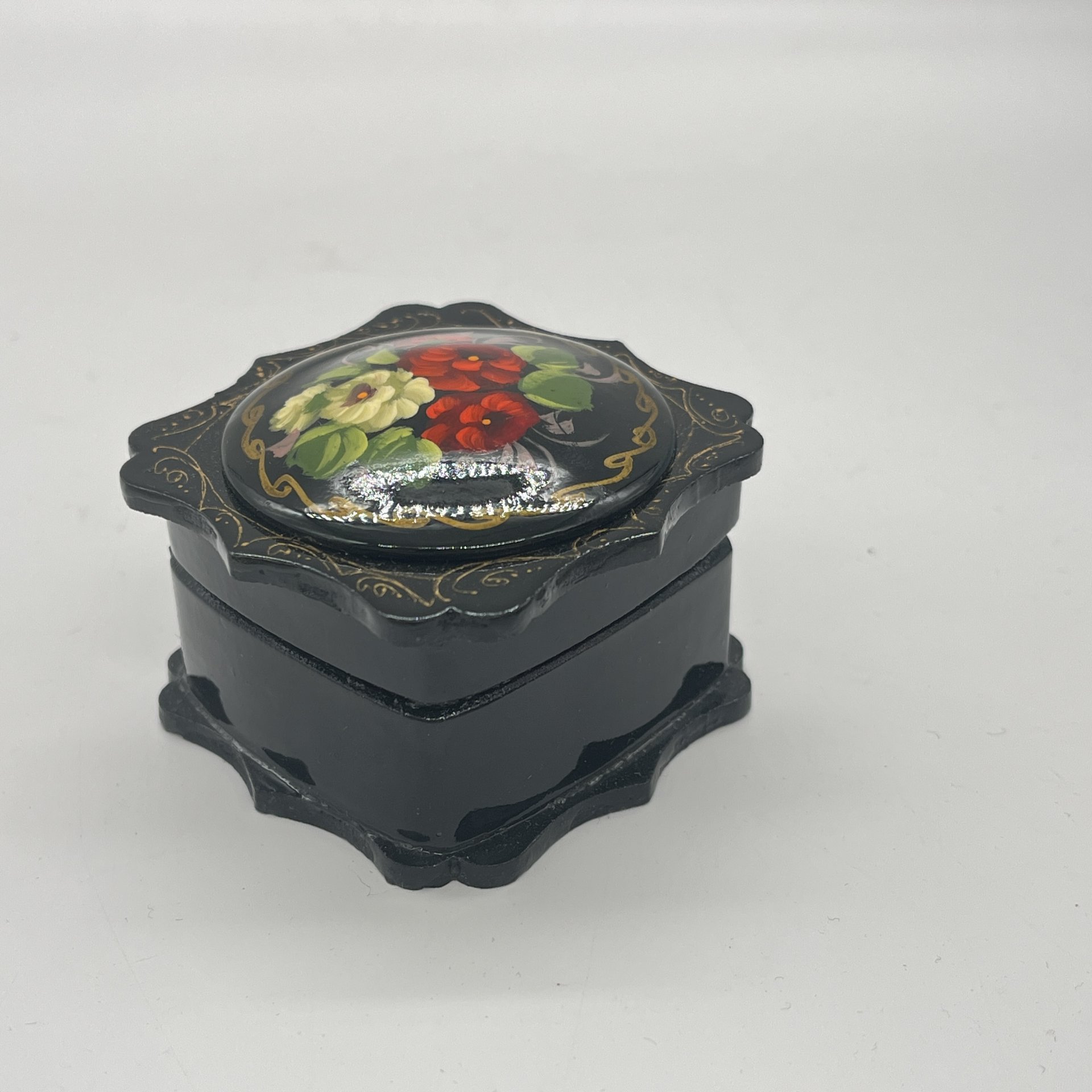 Шкатулка миниатюрная с расписным цветочным декором, папье-маше, лак, роспись, СССР, 1970-1980 гг.