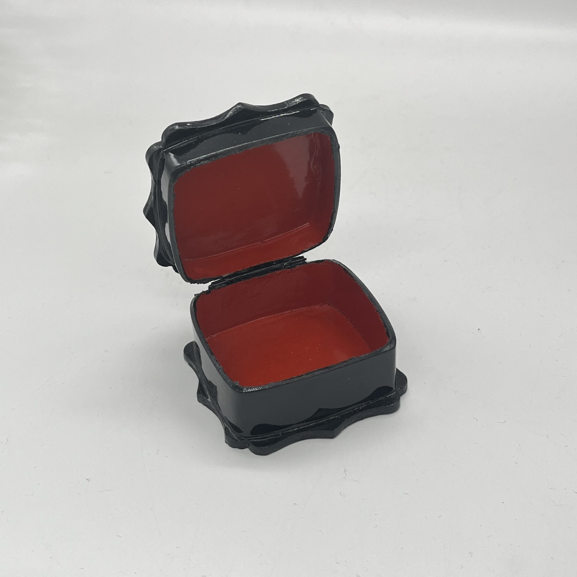 Шкатулка миниатюрная с расписным цветочным декором, папье-маше, лак, роспись, СССР, 1970-1980 гг.