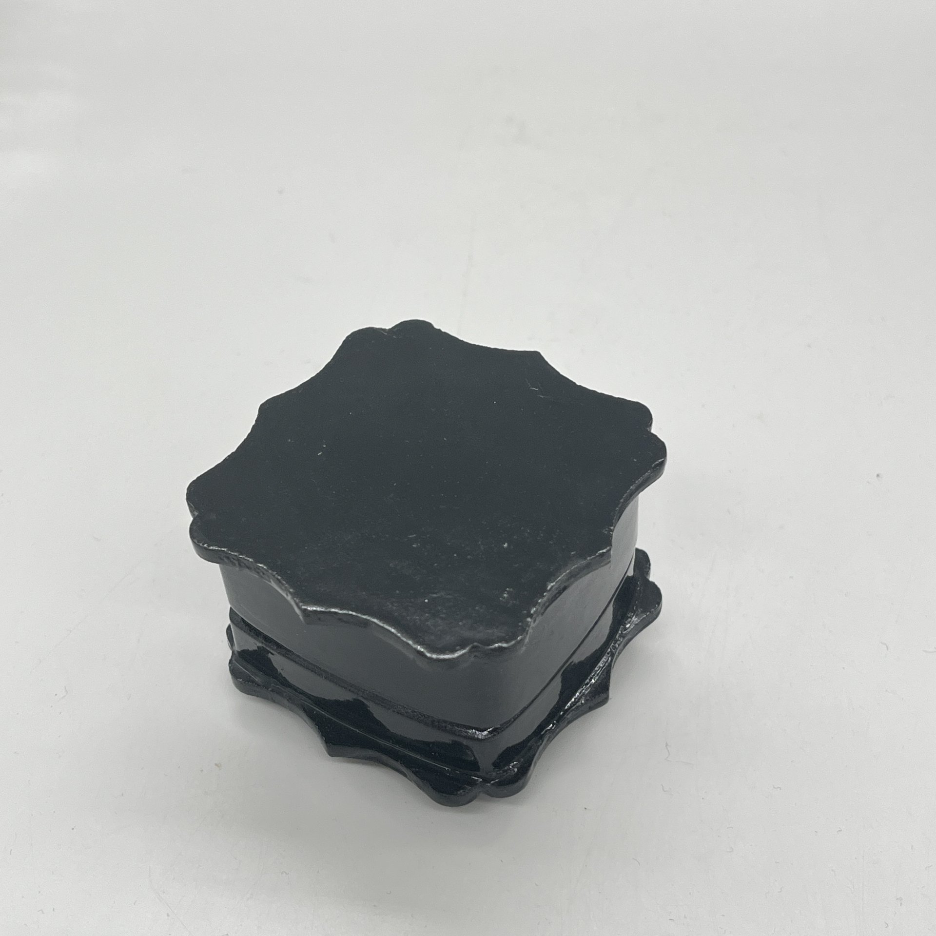 Шкатулка миниатюрная с расписным цветочным декором, папье-маше, лак, роспись, СССР, 1970-1980 гг.