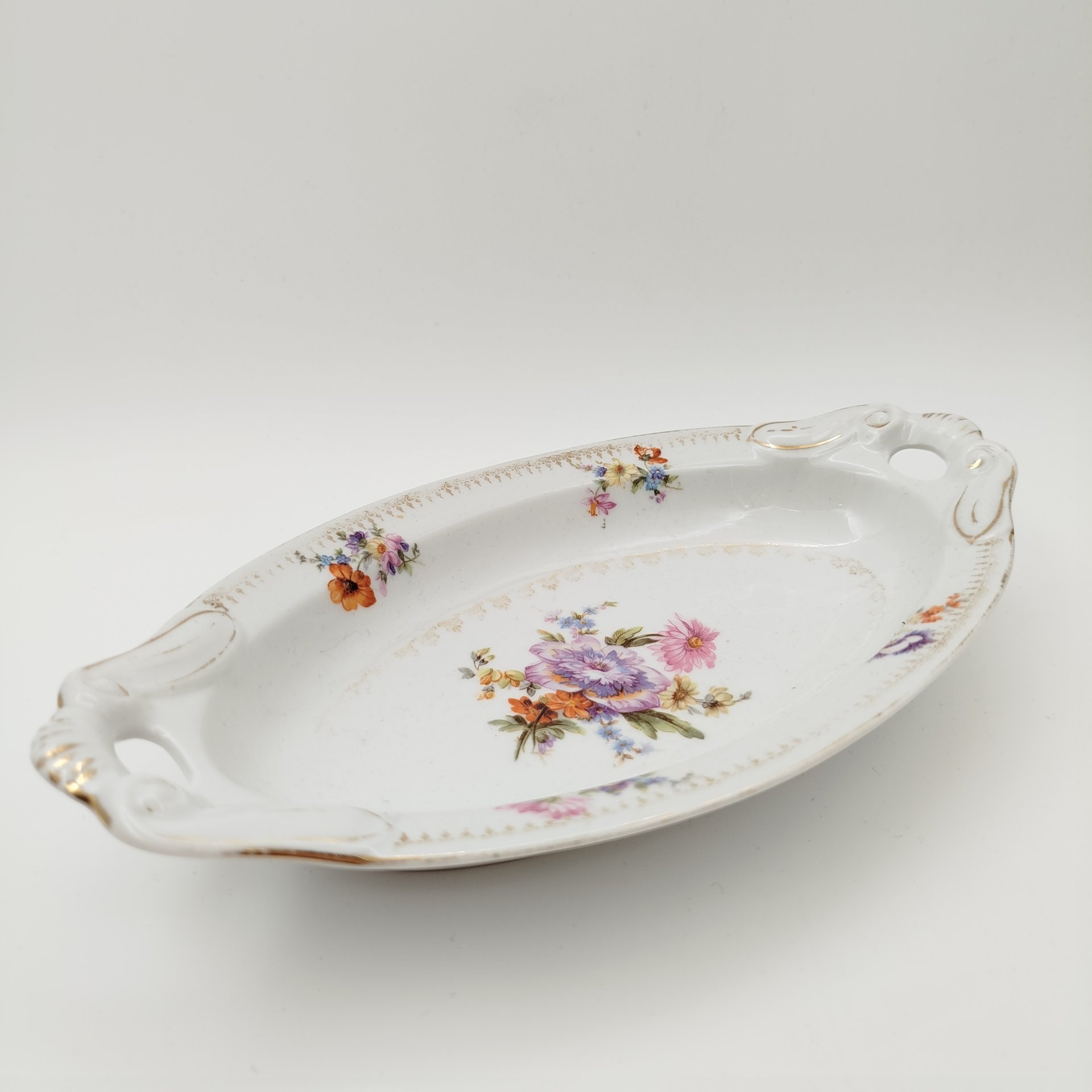 Блюдо сервировочное овальной формы с фигурными ручками и цветочным декором, фарфор, деколь, золочение, Российская империя, 1890-1915 гг.
