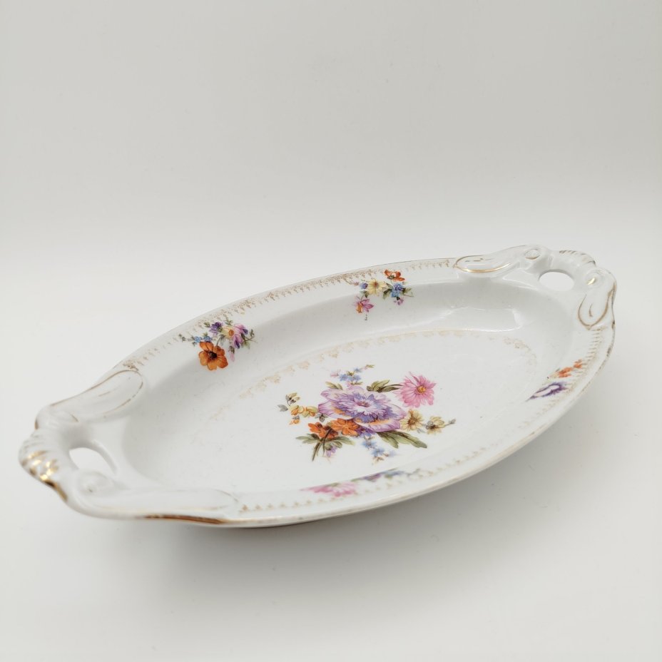 Блюдо сервировочное овальной формы с фигурными ручками и цветочным декором, фарфор, деколь, золочение, Российская империя, 1890-1915 гг.