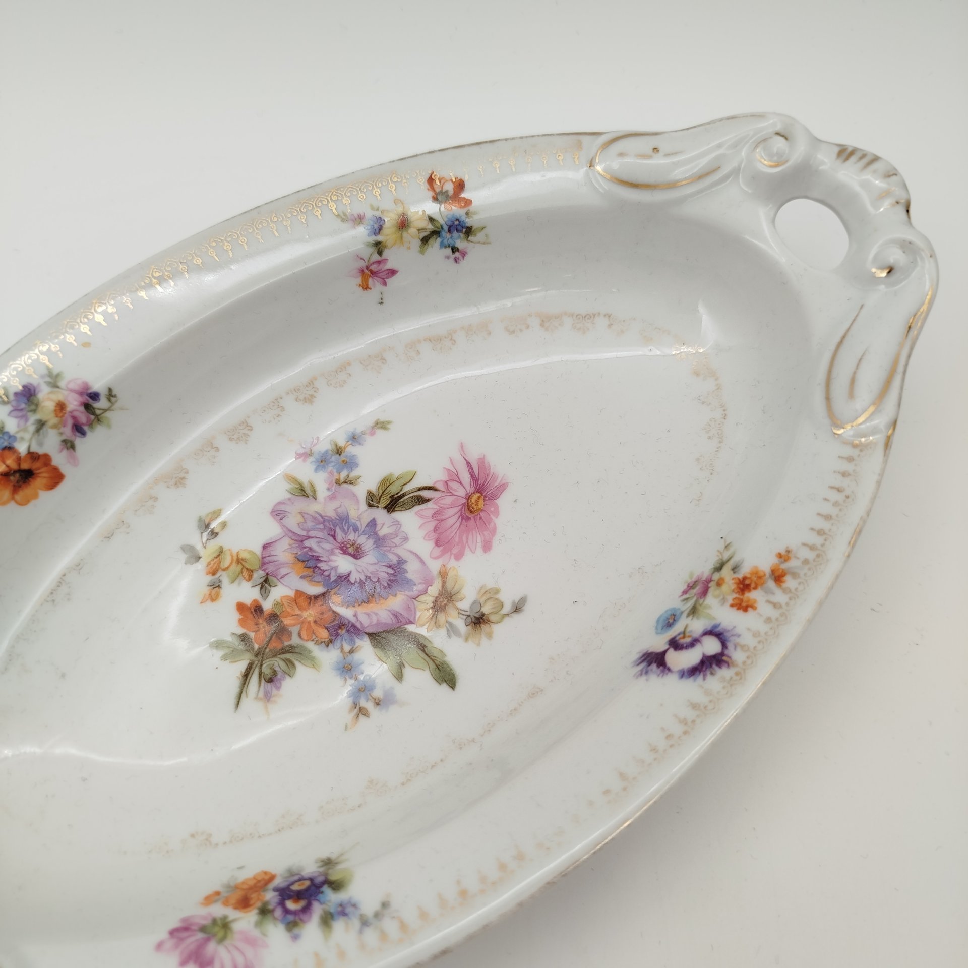 Блюдо сервировочное овальной формы с фигурными ручками и цветочным декором, фарфор, деколь, золочение, Российская империя, 1890-1915 гг.