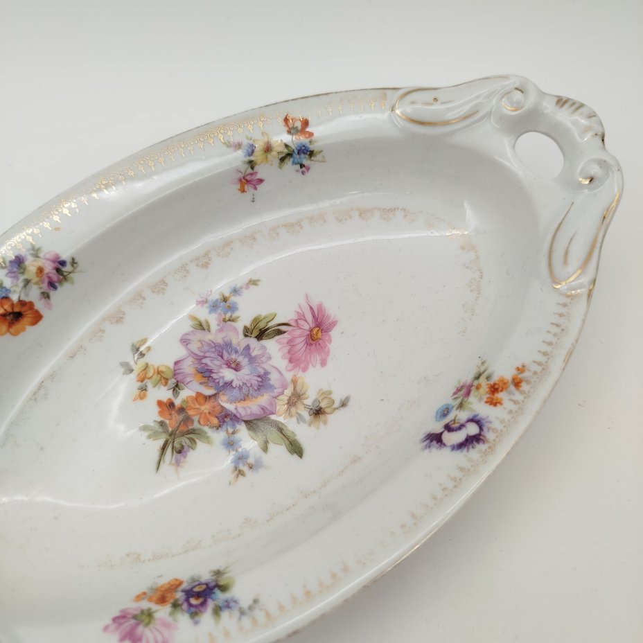 Блюдо сервировочное овальной формы с фигурными ручками и цветочным декором