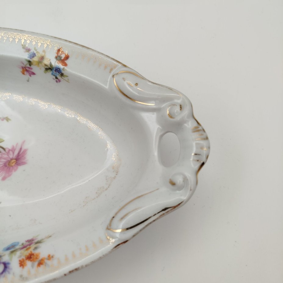 Блюдо сервировочное овальной формы с фигурными ручками и цветочным декором