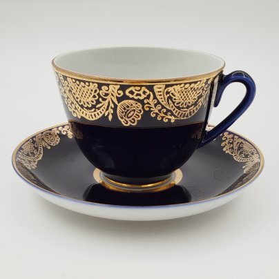 Чайная пара "Золотой фриз" кобальтого оттенка, украшенная растительным декором, фарфор, крытье кобальтом, золочение, Ленинградский фарфоровый завод (ЛФЗ), СССР, 1970-1986 гг.