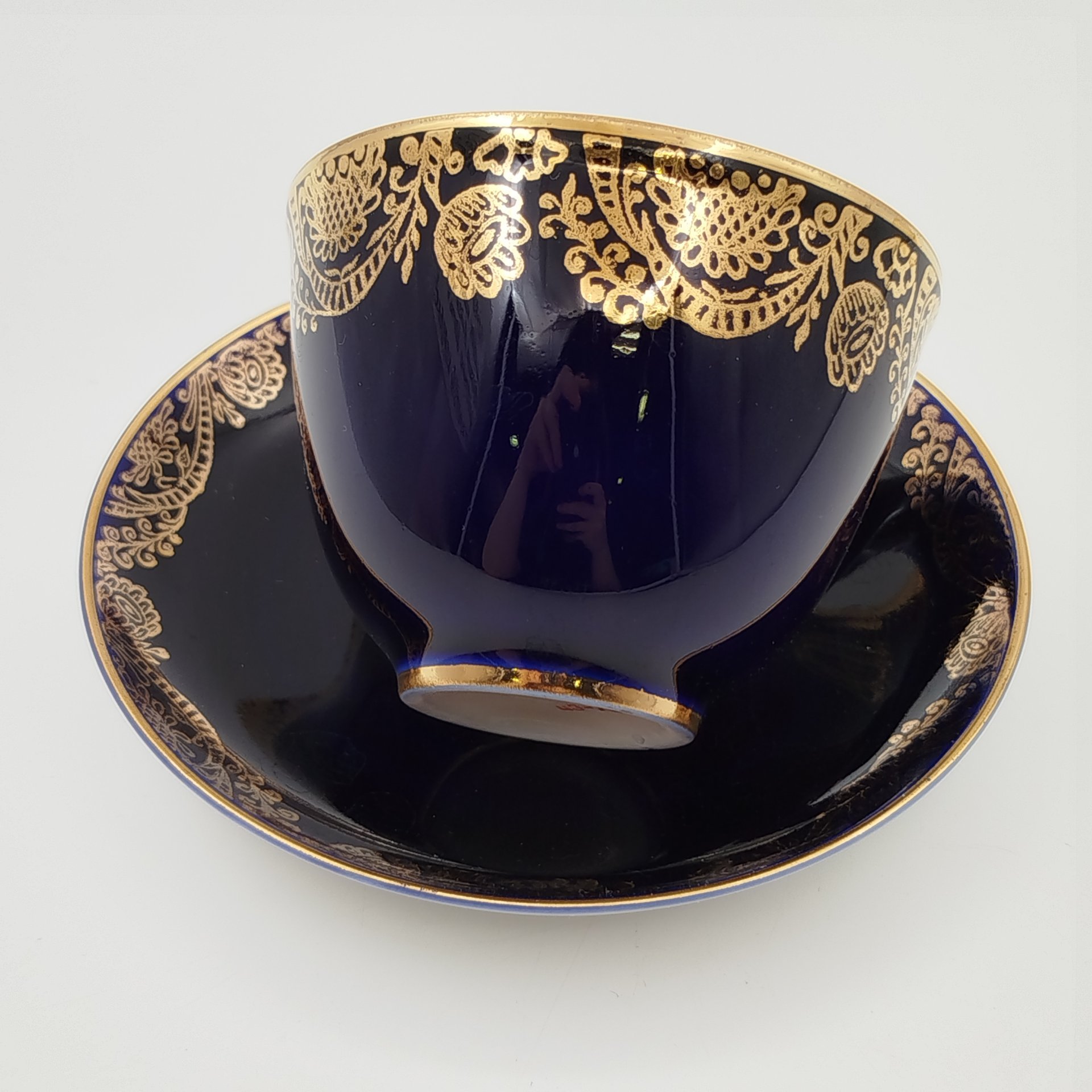 Чайная пара "Золотой фриз" кобальтого оттенка, украшенная растительным декором, фарфор, крытье кобальтом, золочение, Ленинградский фарфоровый завод (ЛФЗ), СССР, 1970-1986 гг.