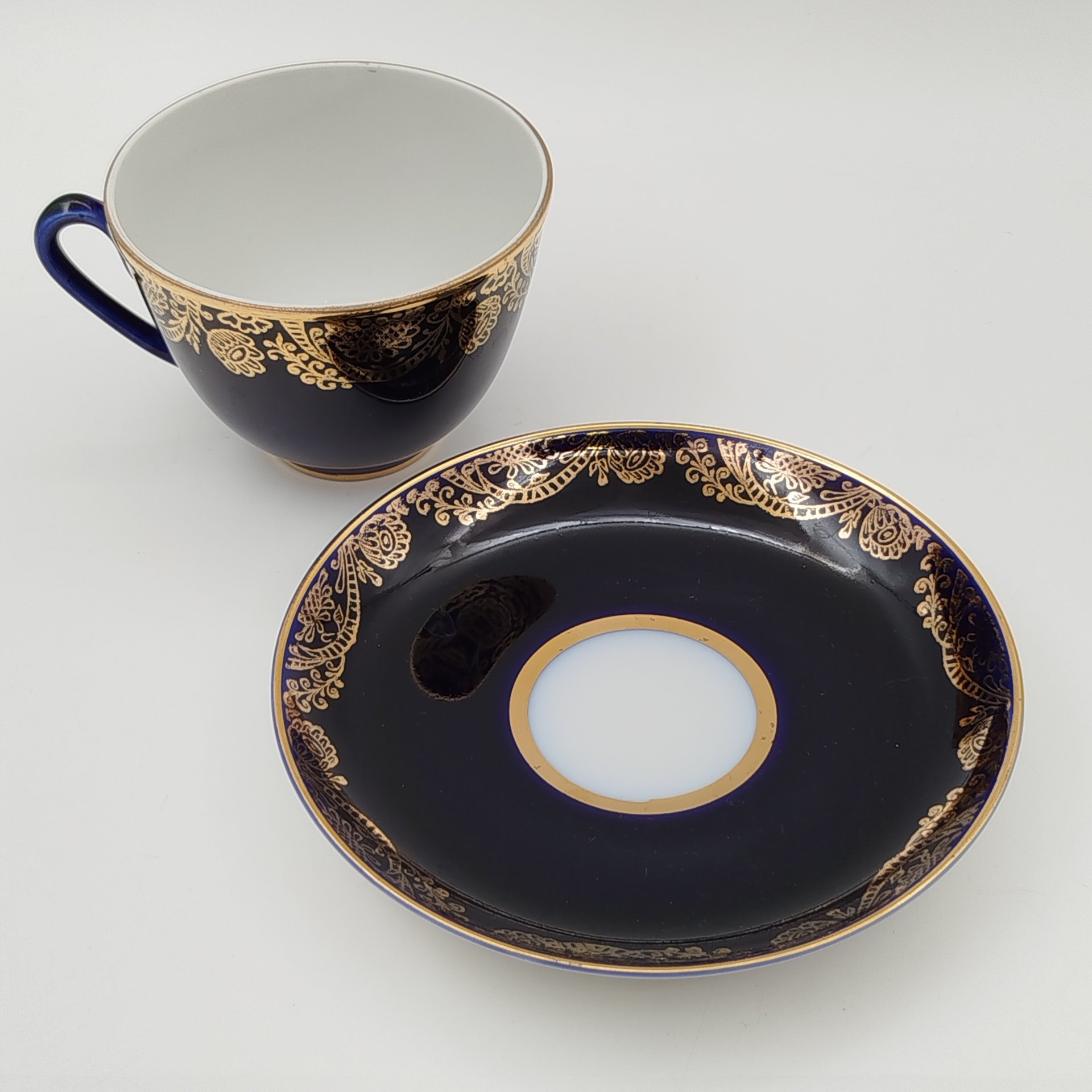 Чайная пара "Золотой фриз" кобальтого оттенка, украшенная растительным декором, фарфор, крытье кобальтом, золочение, Ленинградский фарфоровый завод (ЛФЗ), СССР, 1970-1986 гг.