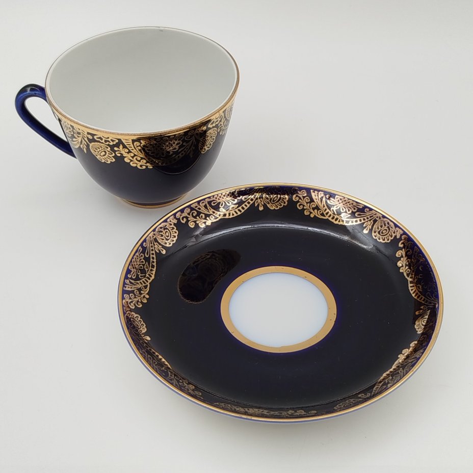 Чайная пара "Золотой фриз" кобальтого оттенка, украшенная растительным декором, фарфор, крытье кобальтом, золочение, Ленинградский фарфоровый завод (ЛФЗ), СССР, 1970-1986 гг.