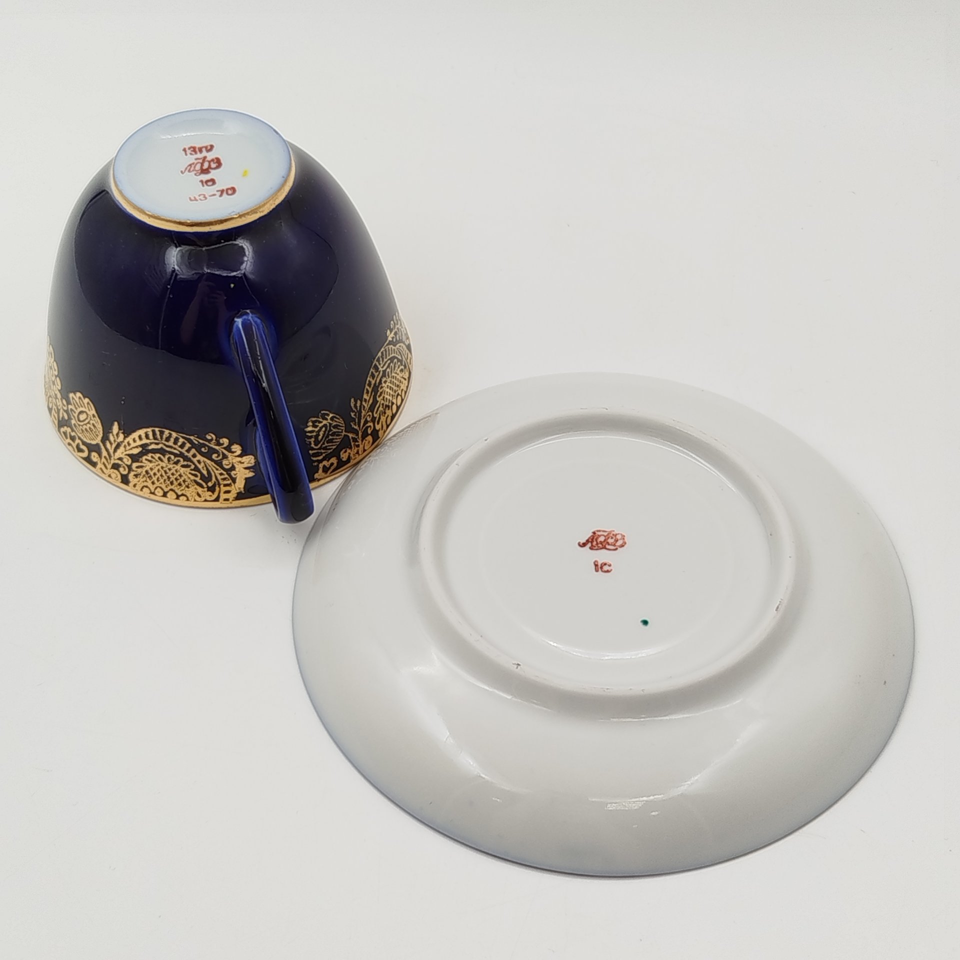 Чайная пара "Золотой фриз" кобальтого оттенка, украшенная растительным декором, фарфор, крытье кобальтом, золочение, Ленинградский фарфоровый завод (ЛФЗ), СССР, 1970-1986 гг.