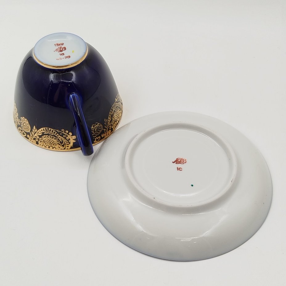 Чайная пара "Золотой фриз" кобальтого оттенка, украшенная растительным декором, фарфор, крытье кобальтом, золочение, Ленинградский фарфоровый завод (ЛФЗ), СССР, 1970-1986 гг.