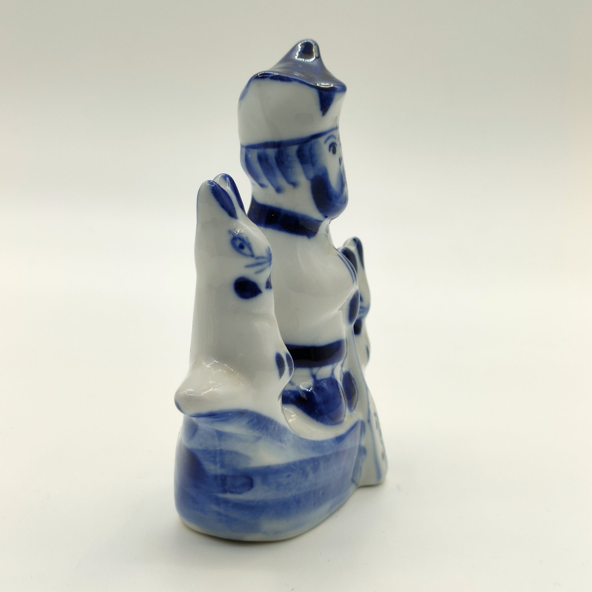 Статуэтка "Дед Мазай и зайцы", авт. Г. В. Денисов, Гжель, фарфор, роспись, Россия, 1990-2015 гг.