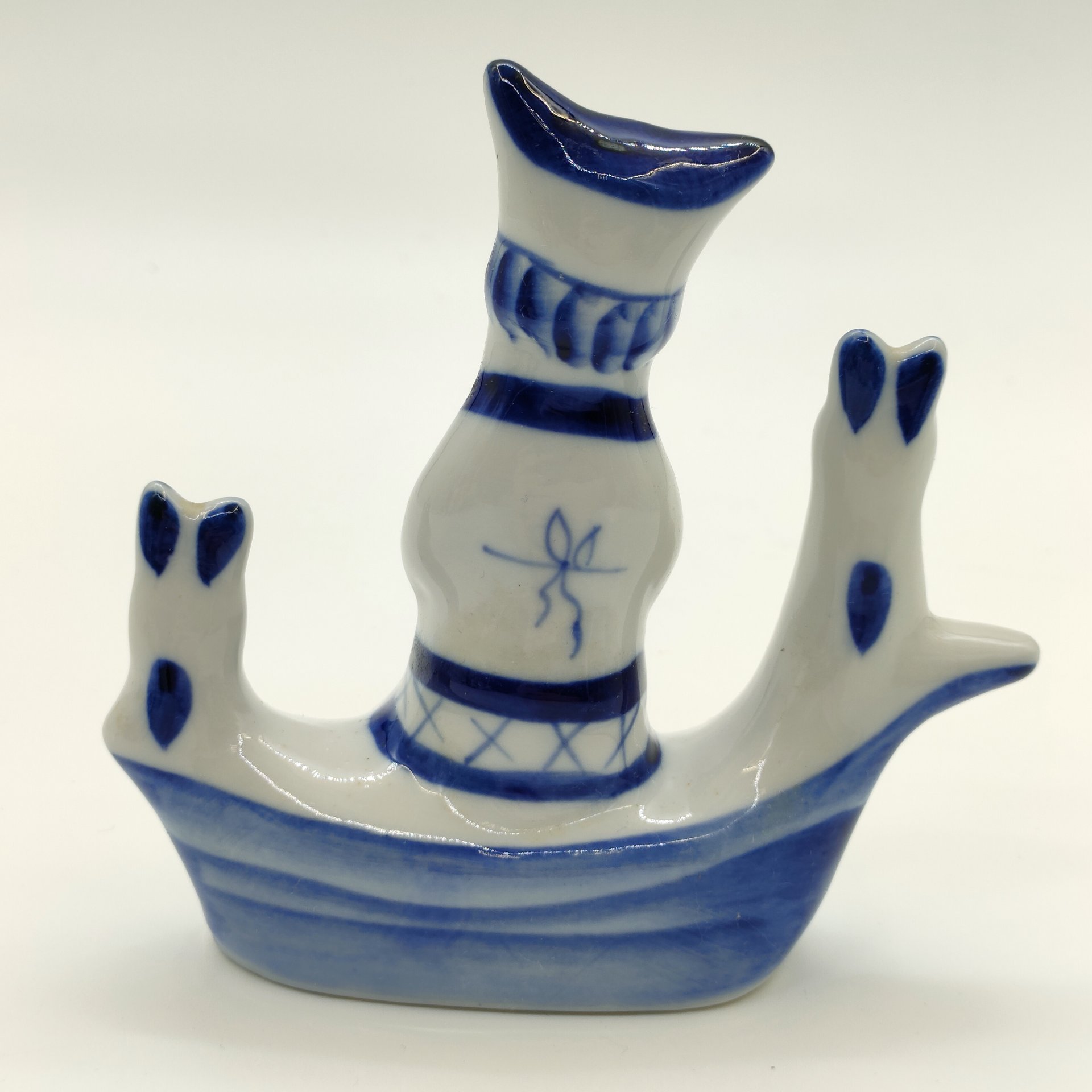 Статуэтка "Дед Мазай и зайцы", авт. Г. В. Денисов, Гжель, фарфор, роспись, Россия, 1990-2015 гг.