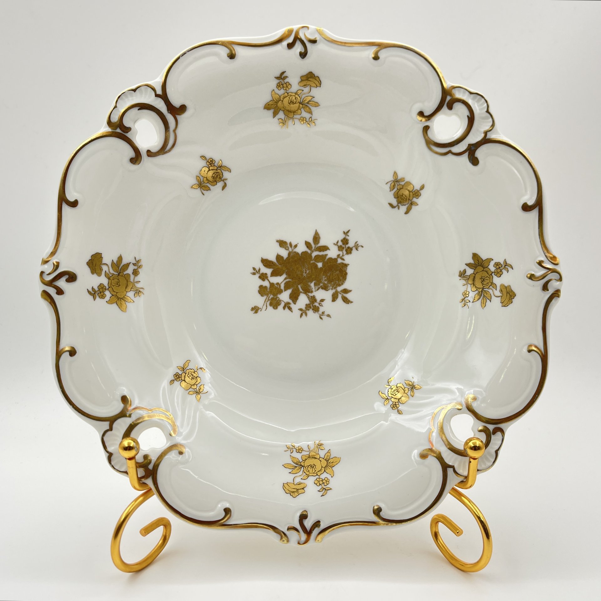 Тарелка сервировочная, украшенная цветочным декором, фарфор, золочение, Weimar Porzellan (Веймарский фарфор), ГДР, 1950-1980 гг.