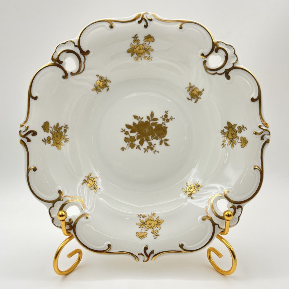 Тарелка сервировочная, украшенная цветочным декором, фарфор, золочение, Weimar Porzellan (Веймарский фарфор), ГДР, 1950-1980 гг.