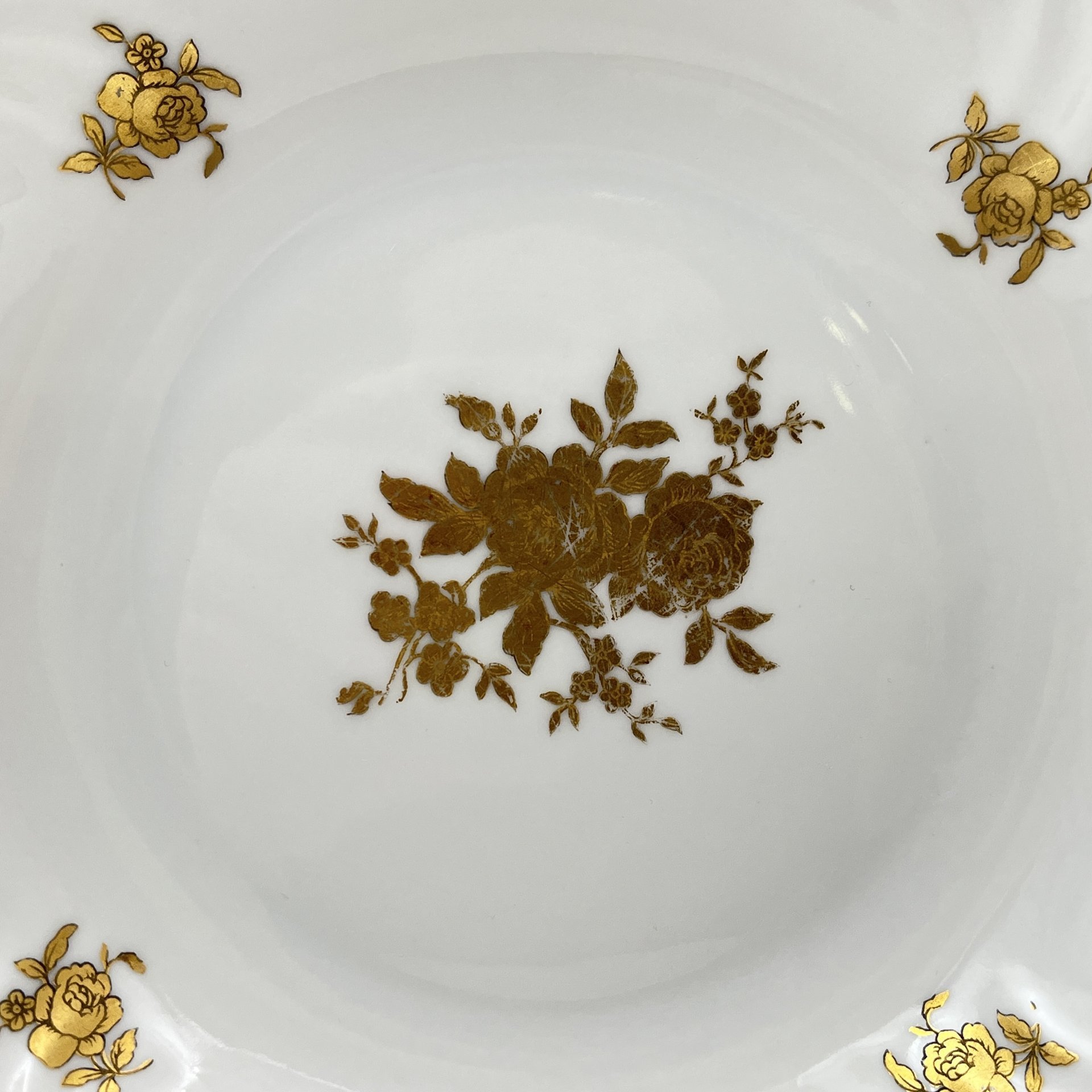 Тарелка сервировочная, украшенная цветочным декором, фарфор, золочение, Weimar Porzellan (Веймарский фарфор), ГДР, 1950-1980 гг.