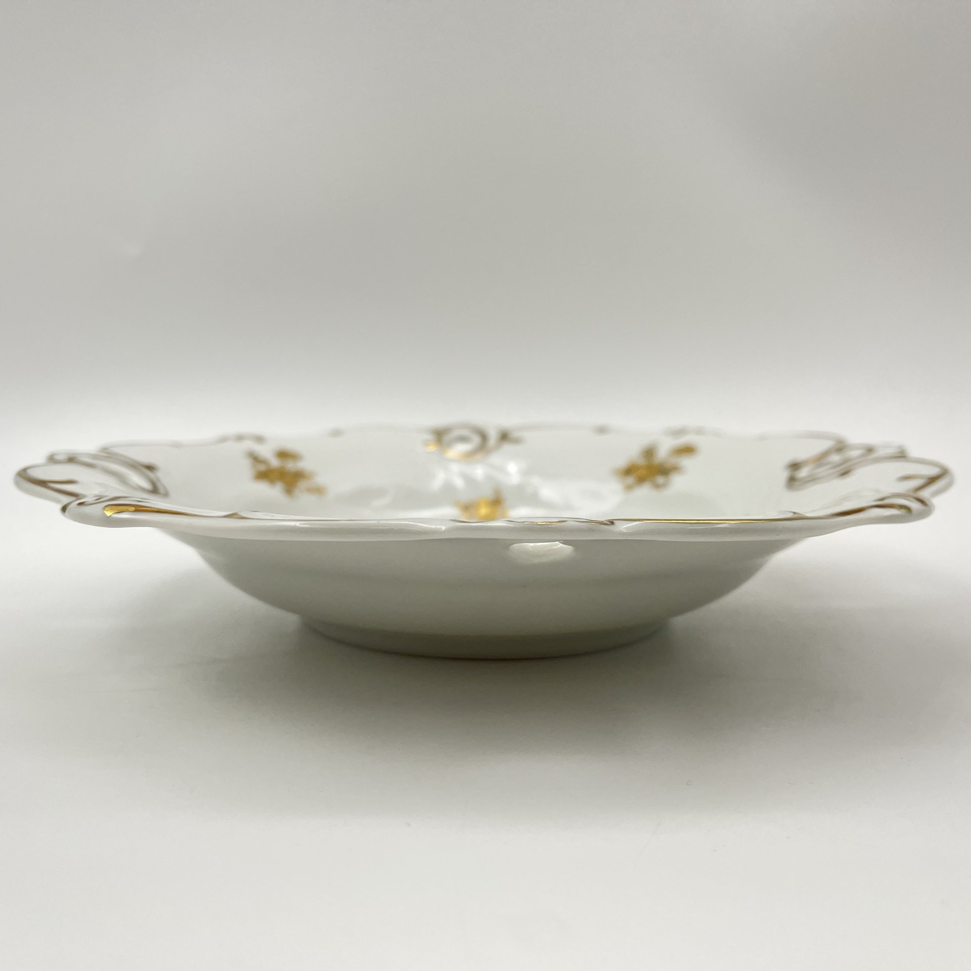 Тарелка сервировочная, украшенная цветочным декором, фарфор, золочение, Weimar Porzellan (Веймарский фарфор), ГДР, 1950-1980 гг.